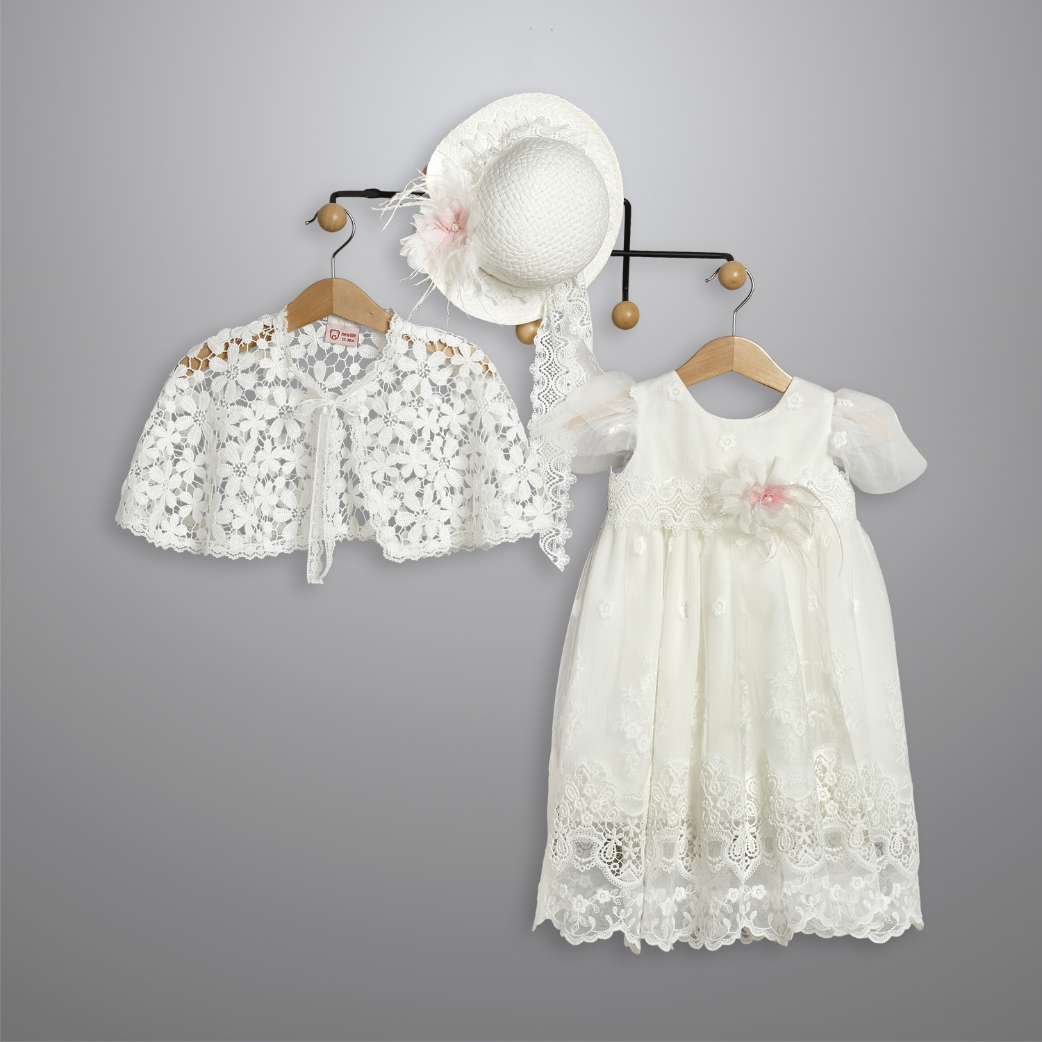 Βαπτιστικό φόρεμα της εταιρείας New Life Garments.